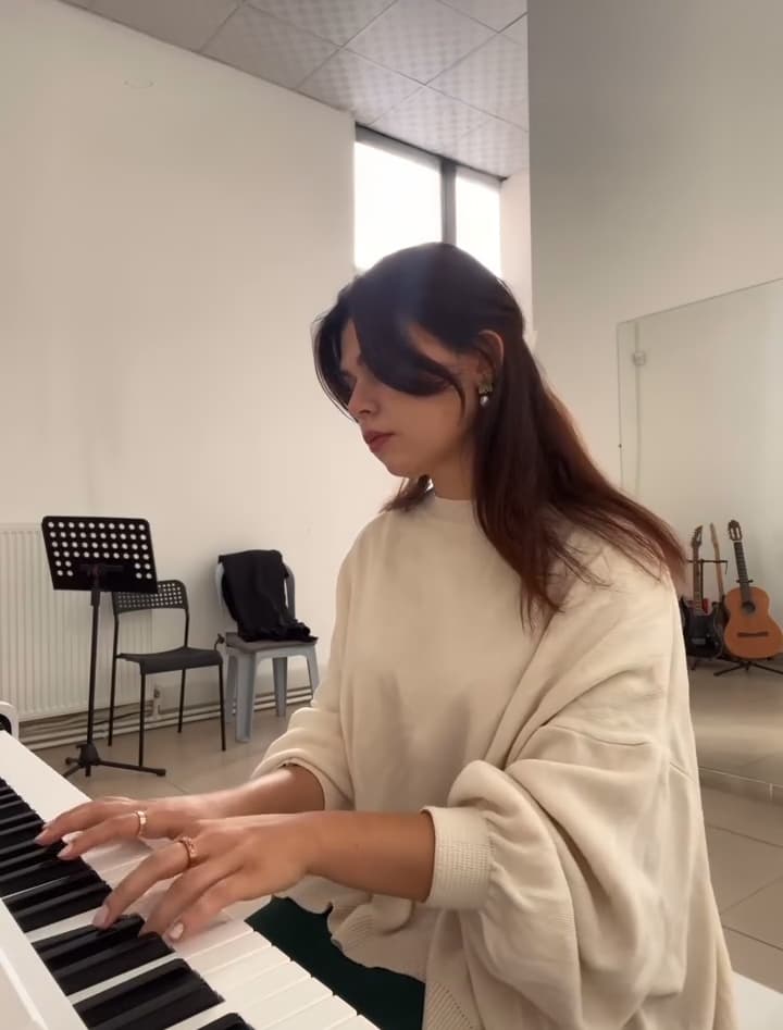 Almila Zeynep Müzik Öğretmeni